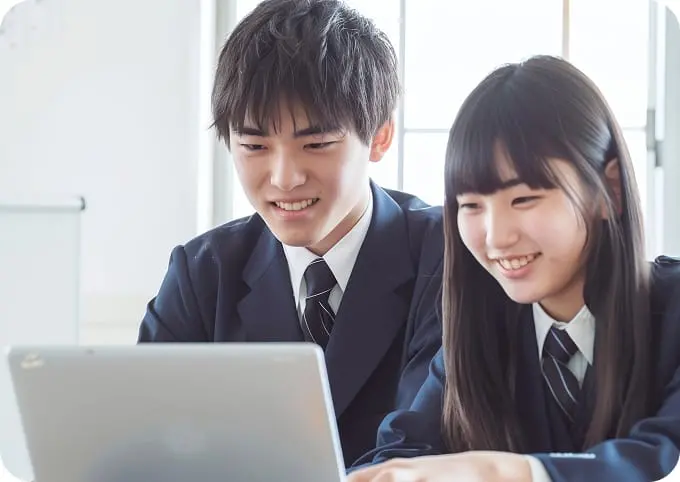 高校生の男女が科目別対策をしているイメージ