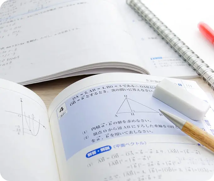 机に教科書やノートを広げながら数学対策をしているイメージ