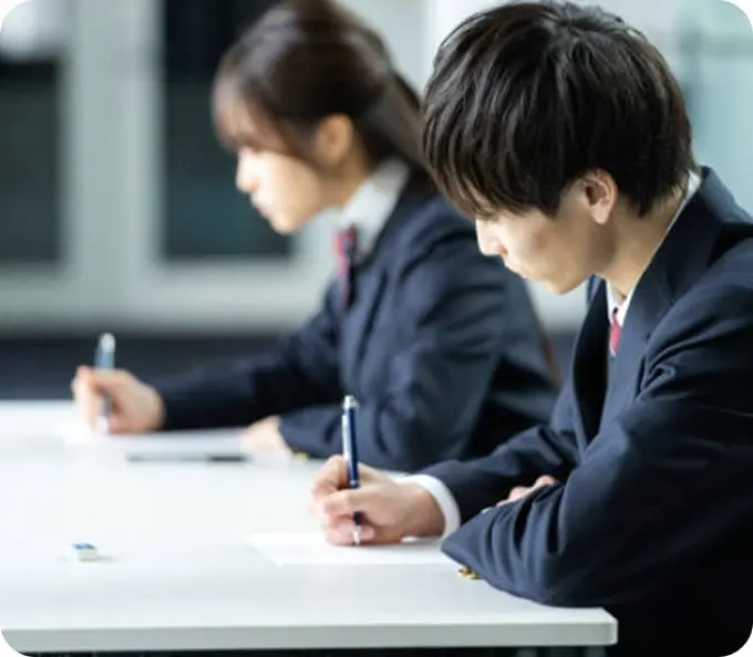 男女生徒が小論文対策をしているイメージ