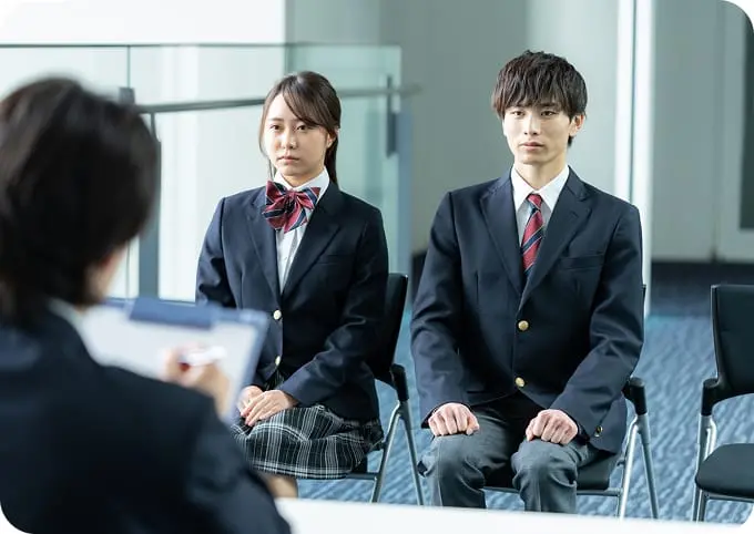 男女生徒が面接対策をしているイメージ