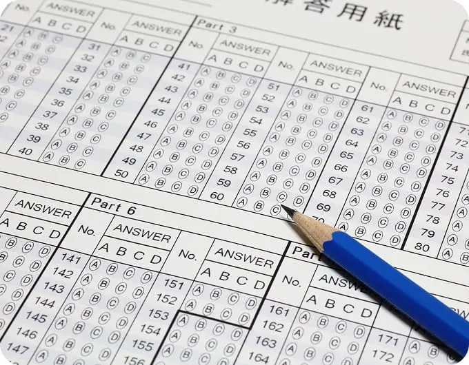 TOEICの解答マークシートと鉛筆
