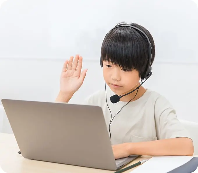 小学生がオンラインで授業を受けているイメージ