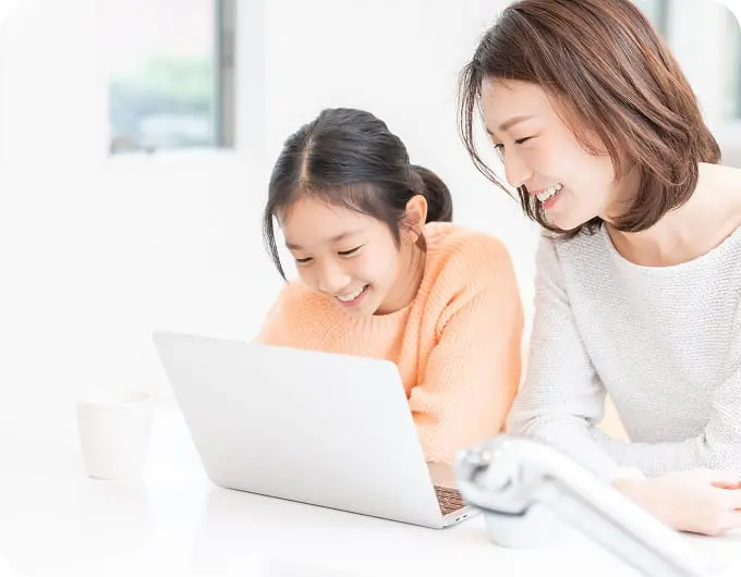 母親が子の課題サポートを行うイメージ