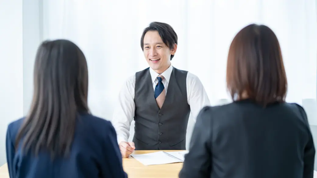 元IB生講師が笑顔で質問対応するイメージ