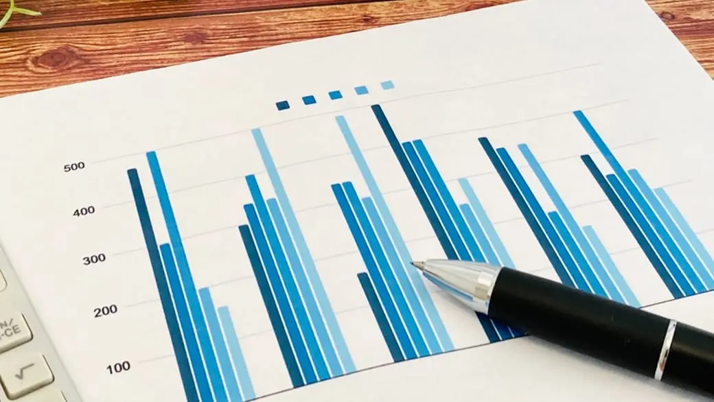 青いグラフが載った保護者向けの月次報告書のイメージ