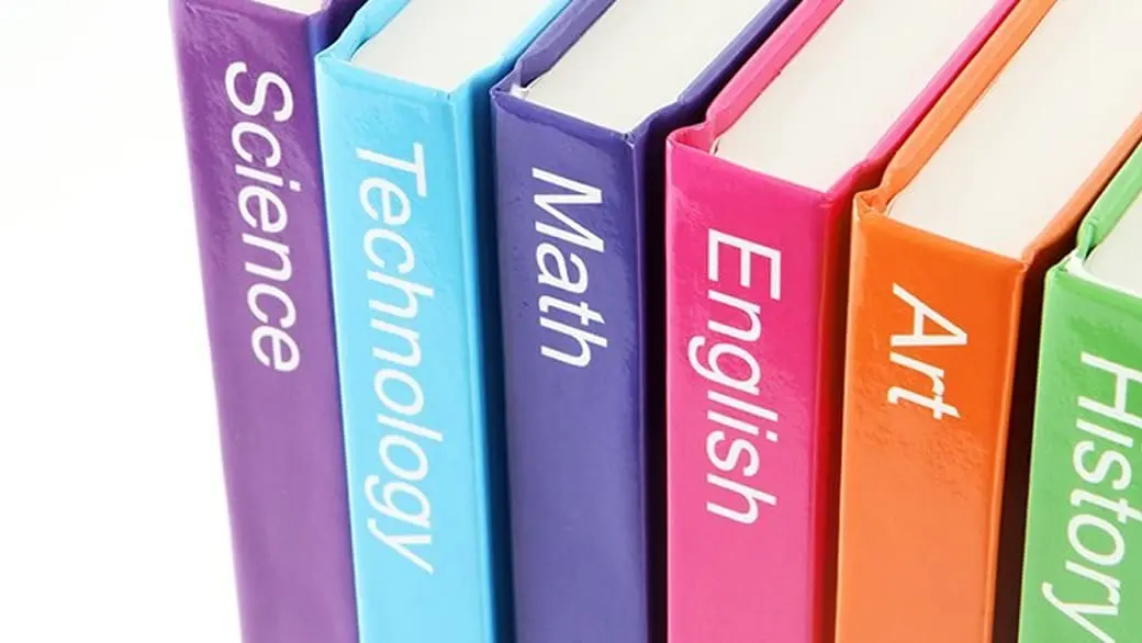 理科・数学・英語など各教科の名前が英語で書かれたカラフルな本の背表紙