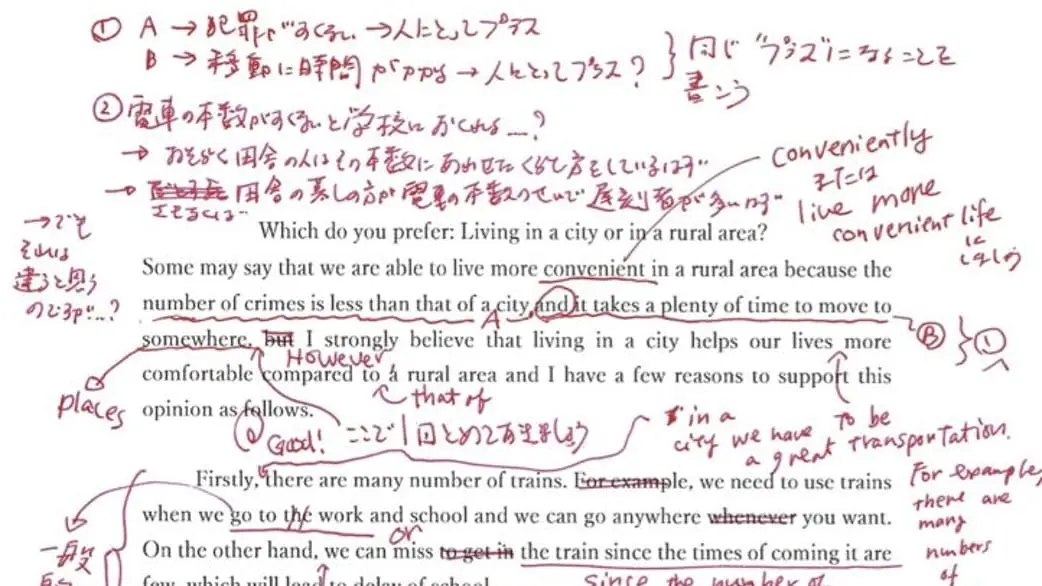 赤字でエッセイの添削が書き込まれています
