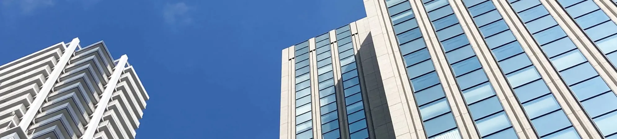 青空とオフィスビルの風景