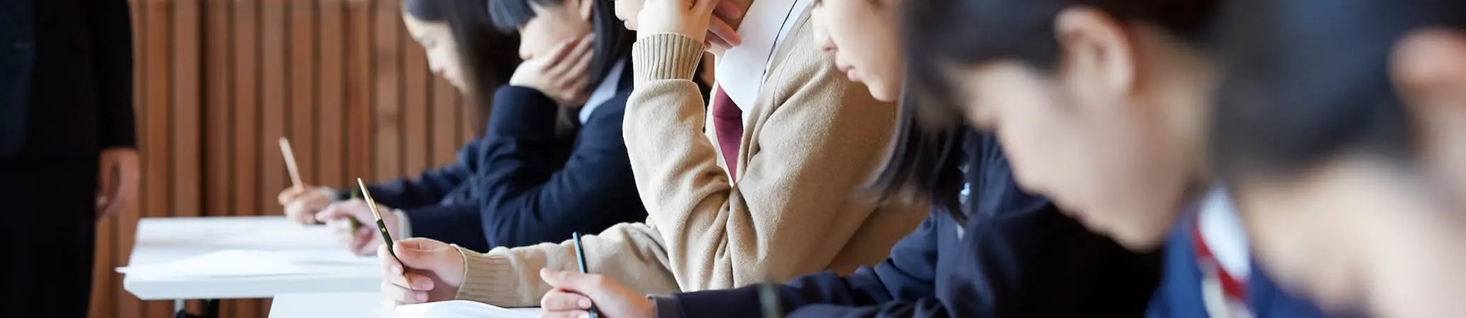 多くの生徒がIB認定校の受験問題を解いている様子