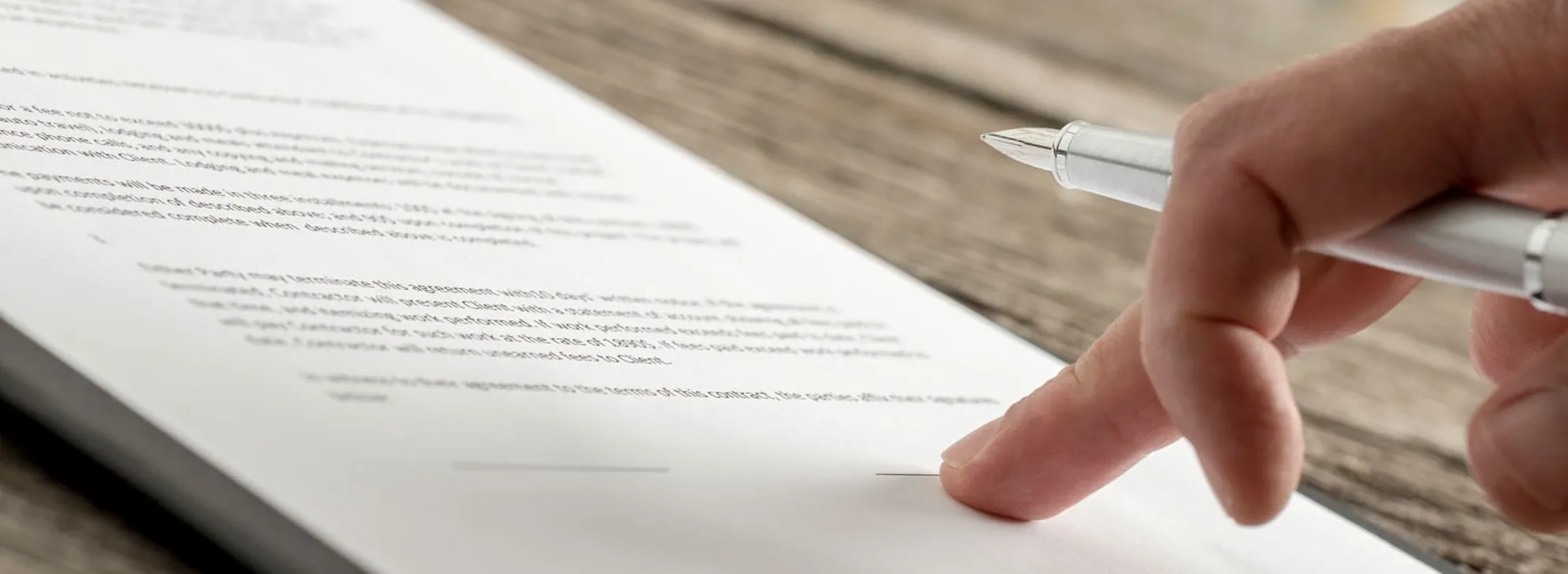 書類を読んで確認する手元