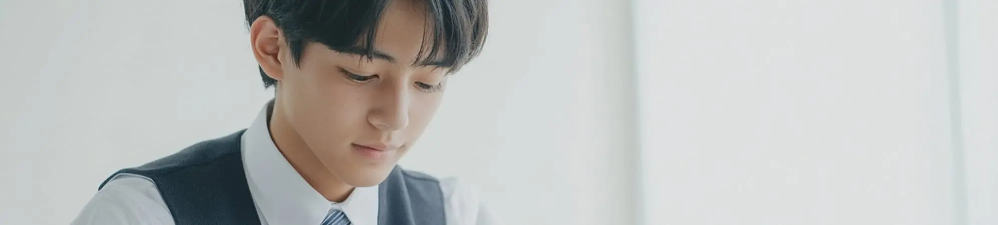 中学生の男子生徒が集中して勉強しています