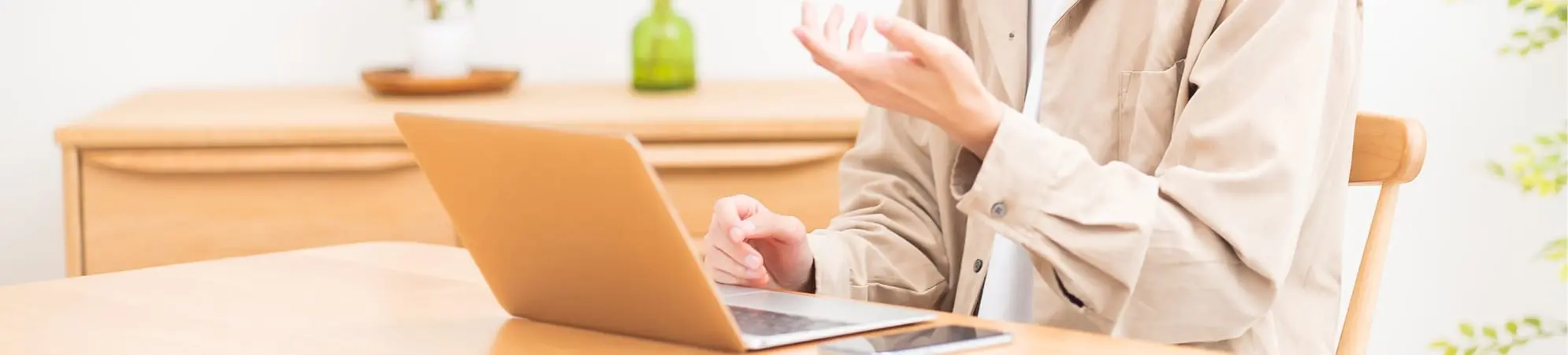 保護者がオンラインで話している様子