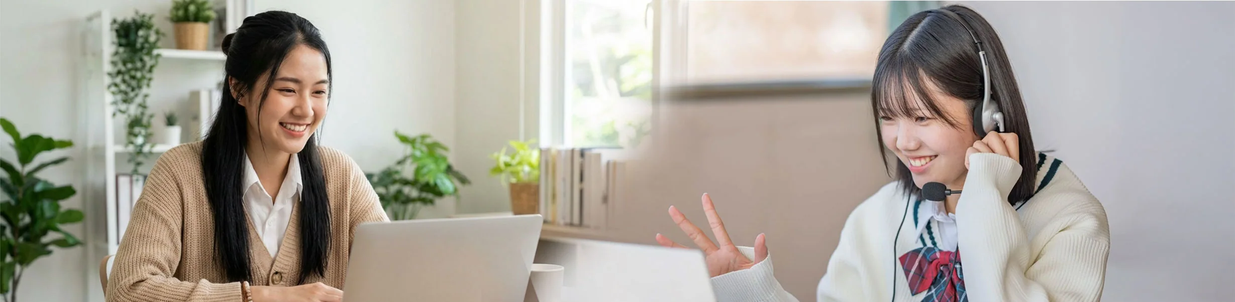 女子高校生がPCに向かって笑顔で会話する様子