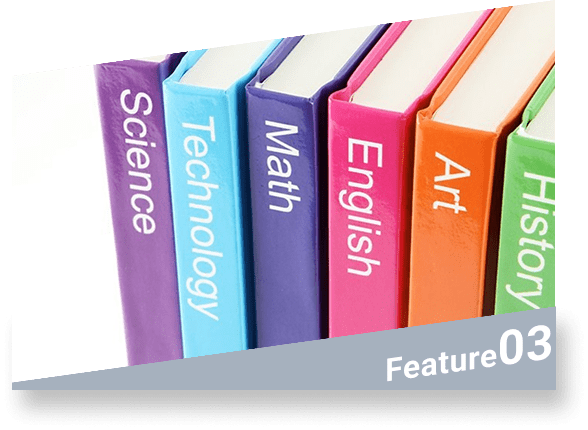 理科・数学・英語など各教科の名前が英語で書かれたカラフルな本の背表紙