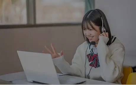 女子高校生がPCに向かって笑顔で会話する様子